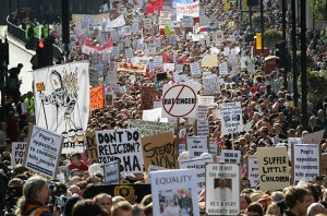 anti-pope protestors march London (with MCU)