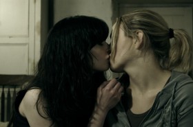 kissing girls